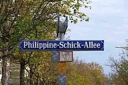 blaues Straßenschild mit weißem Schriftzug Phillipine-Schick-Allee