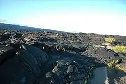 Erkalteter Lavastrom begräbt eine Straße unter sich