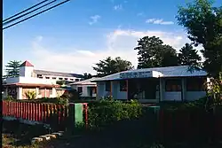 Blick auf die Evangelische Kirche von Maliana und das Büro der Unabhängigkeitsbewegung (2002). Auf dem Gelände des Büros entsteht die neue Kathedrale von Maliana.