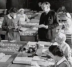Georg Streiter 1940 mit Mitarbeiterinnen beim Roten Kreuz in Berlin