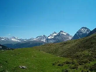 Blick vom Aroser Schwellisee auf nordwestliche Strelakette
