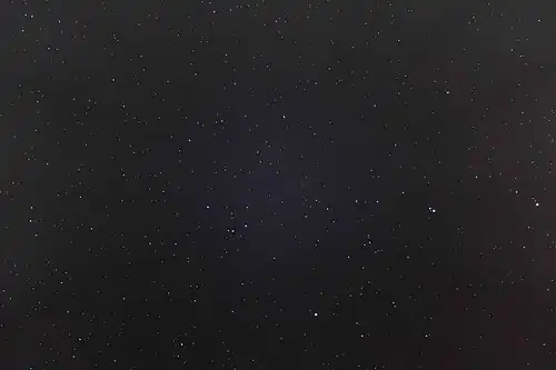 Schwarzwert korrigiert: der dunkelste im Bild auftretende Lichtpunkt wurde auf schwarz gesetzt, um das Streulicht abzuschwächen, das blaue Licht der Rayleigh-Streuung ist in der Bildmitte erkennbar.