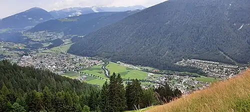 Blick von Vergör aus auf Fulpmes und Richtung Talausgang