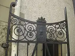 Bild 5: Schmiedeeisernes Jugendstil-Gitter mit einem Flechtwerk aus verschlungenen Volutenranken.