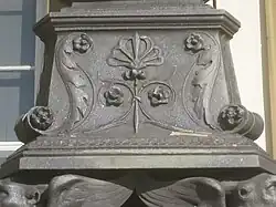 Bild 3: Kandelaber-Schmuckrelief mit Palmette und Volutenranken.