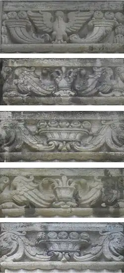 Kapitelle der Portalpilaster.