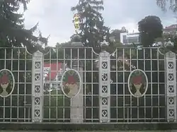 Ziergitter hinter der Frühlingssäule.