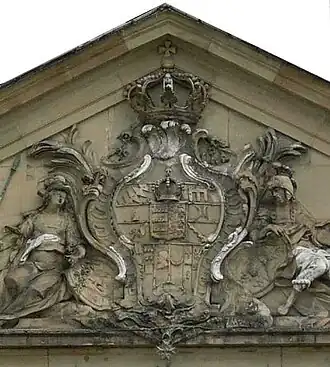 Königswappenrelief.