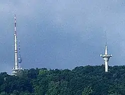 Stuttgarter Fernmeldeturm (links) und Polizeifunkturm (rechts)