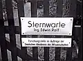 Schild am Gartentor von Edwin Rolf "Sternwarte" und "Forschungsstelle im Auftrag der Deutschen Akademie der Wissenschaften".