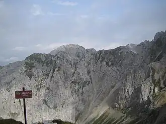 Gipfel der Südlichen Linderspitze mit Gipfelmarkierung und Blick zum Gerberkreuz (2303&nbsp;m)