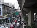 Dichter Verkehr auf der Thanon Sukhumvit (stadteinwärts), Höhe Soi 18