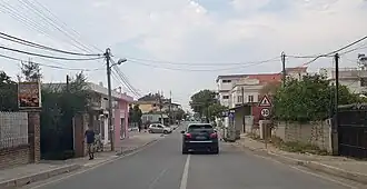 Hauptstraße in Sukth i Ri