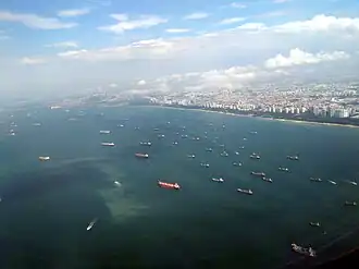 Straße von Singapur vor dem Stadtzentrum von Singapur
