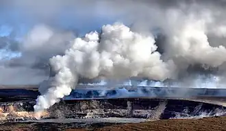 Krater Halemaʻumaʻu in der Caldera des Kīlauea