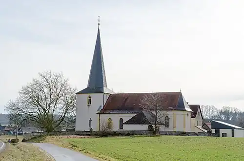 Im Verhältnis zum Turmschaft besonders hoher Knickhelm (St. Nikolaus Obereßfeld)