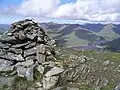 Der Gipfelcairn des Gairich, im Hintergrund rechts neben dem Cairn der Sgùrr a’ Mhaoraich und Loch Quoich