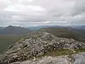 Der Gipfelcairn des Garbh Chioch Mhòr, Blick nach Osten über den Garbh Chioch Beag, links der Sgùrr Mòr