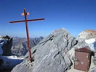 Kleines Gipfelkreuz und Gipfelbuchbox auf dem Haldensteiner Calanda