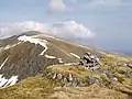 Der Gipfelcairn des Drochaid an Tuill Easaich, Blick nach Nordosten zum Hauptgipfel des Sgùrr nan Conbhairean