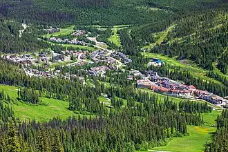 Blick auf die Gemeinde von einem der umliegenden Berge