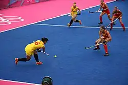 Szene aus dem gleichen Spiel: Belgien wehrt einen chinesischen Angriff ab, im Hintergrund mit der 17 Anne-Sophie van Regemortel