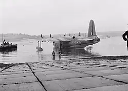 Eine Short Sunderland nach der Landung vor Pembroke Dock
