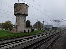 Bahnhof Sunja, End­punkt der Stre­cke, mit einem alten Was­ser­turm