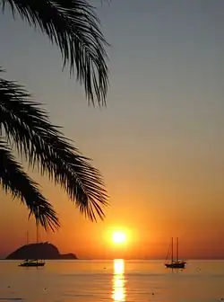 Sonnenaufgang über dem Meer vor Alassio (vorne links die Insel Gallinara)