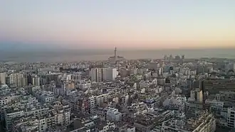 Stadtbild mit der Hassan II-Moschee im Hintergrund