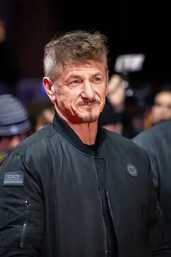 Sean Penn und Dakota Johnson spielen den New Yorker Taxifahrer Clark und seinen letzten Fahrgast