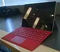 Das Surface Pro 4 mit einem TypeCover 4 in rot