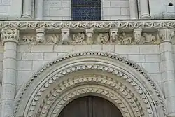 Kragsteine an der Portalfassade