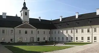Sankt Anton, seit 1622 in Familienbesitz. Anfang des 18. Jhdts. als Zweiflügelanlage errichtet, um 1750 von Graf Andreas Koháry zum Vierflügelbau erweitert. Die prächtige Ausstattung des Schlosses ist bis heute erhalten und als Teil des Slowakischen Jagdmuseum zu besichtigen.[10]