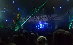 Svenstrup & Vendelboe zusammen mit dem Sänger Christopher während ihres Auftrittes bei den Danish DeeJay Awards 2013