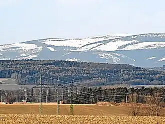 Světlý vrch (links), Zadní Planina (halbrechts) und Liščí hora (rechter Bildrand)