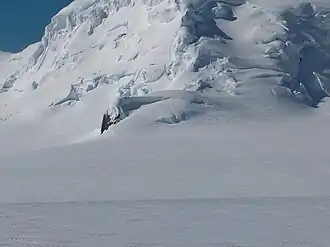 Blick von den nördlichen Ausläufern des Plíska Ridge über den Perunika-Gletscher hinweg auf den Svoge&nbsp;Knoll (Hintergrund: Mount Bowles)