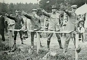 Erik Boström während der Spiele 1912 (Zweiter von rechts)