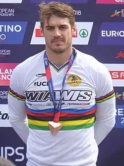 Sylvain André im Regenbogentrikot des Weltmeisters auf dem Podium der Europameisterschaften 2018