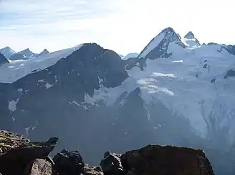 Im Bildvordergrund die Tête de Valpelline. Im Hintergrund den Berg Dent d’Hérens sowie das Matterhorn