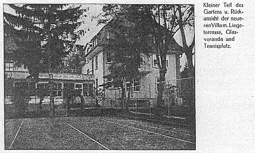 Gartenseite mit umzäuntem Tennisplatz, Villa (Mai 1916 eingeweiht) und Glasveranda als Übergang zur nicht abgebildeten Villa Seegarten (als private Töchterschule 1912 eröffnet)