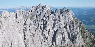 Die Törlspitzen von Westen, mittig die Goinger Scharte, links die Vordere Goinger Halt, hinten in der Mitte die Ackerlspitze