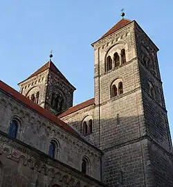 Türme und Langhaus mit Rundbogenfriesen