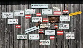 Wegweiser aus mehreren Jahrzehnten