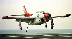 Eine North American T-2 bei Flugzeugträgerlandung