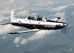 Beechcraft T-6 II, für die Grund- und Fortgeschrittenen-schulung.