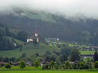 Fügenberg mit der Pankrazkirche von Südosten