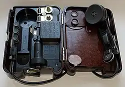 Sowjetischer TA-57 Feldfernsprecher (zur Benutzung aufgeklappt)