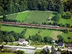 Ein Güterzug fährt in Montmélian ein.