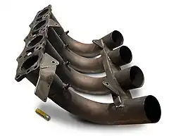 Abgaskrümmer eines Top Fuel Dragsters ohne weitere Komponenten (wie z.&nbsp;B. Endrohr)